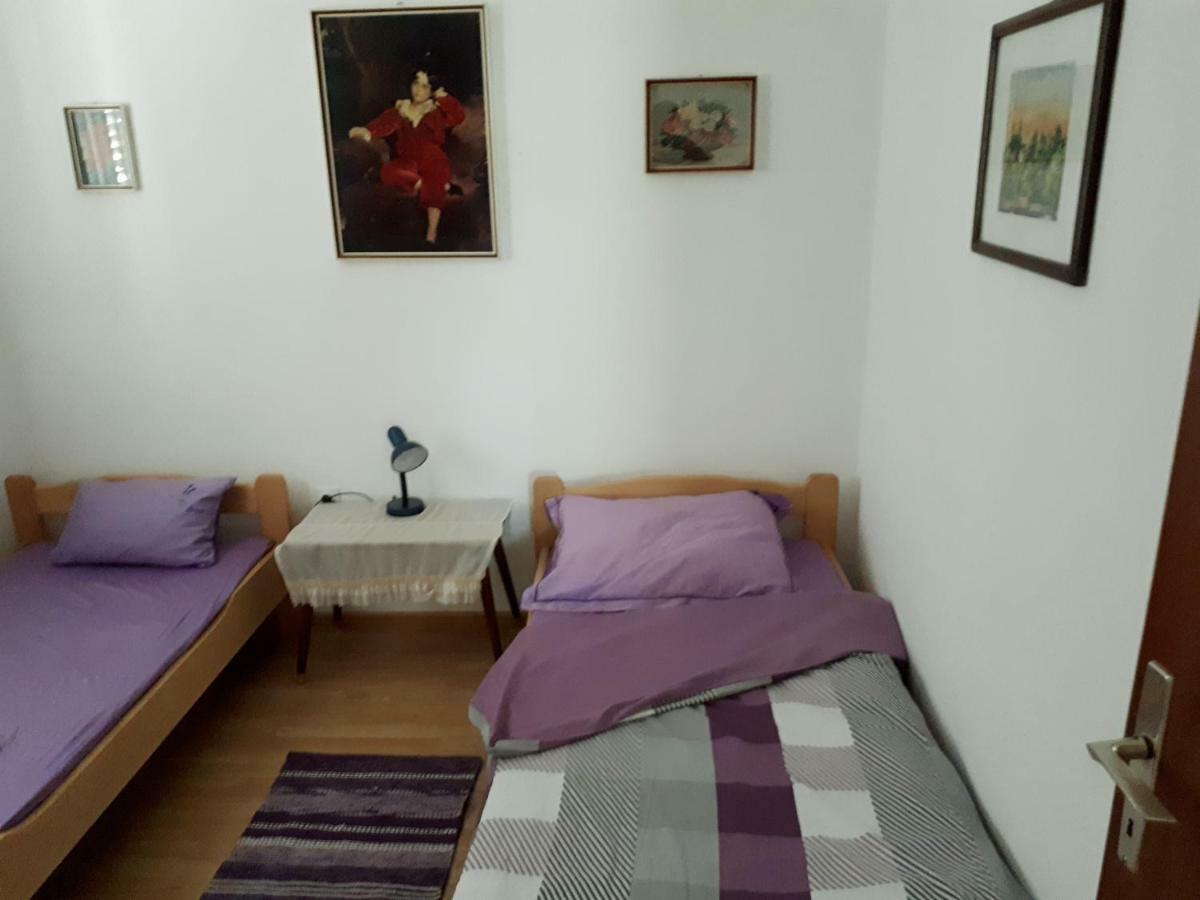 Apartman Fox Pirovac Eksteriør billede
